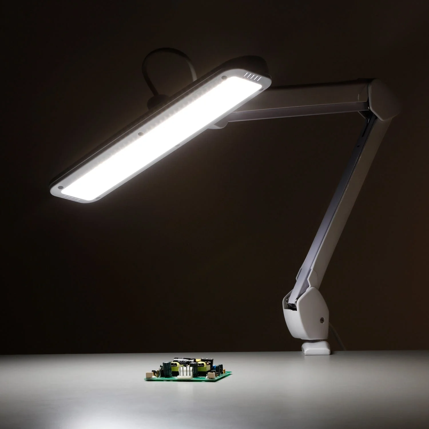AmScope 12W 72 LED Task Lamp on Articulating Arm with Table Clamp - Image 3