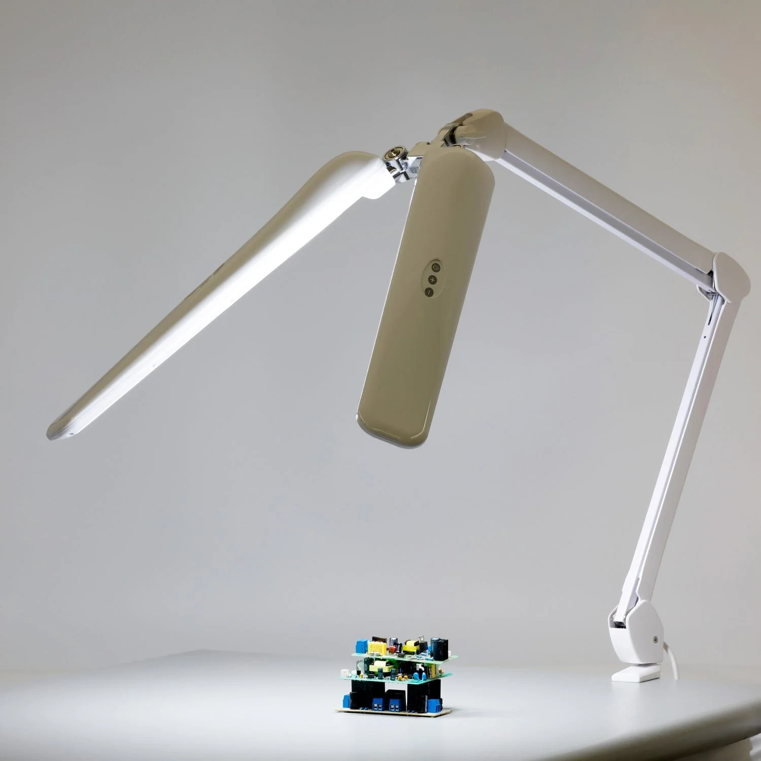 AmScope 24W 180 LED Dual-Head Task Lamp on Articulating Arm with Table Clamp - Image 5